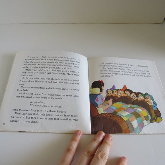 DISNEY Snow White Book & Cassette Tape & USB Flash Drive with MP3 Files - Picture 5 of 9